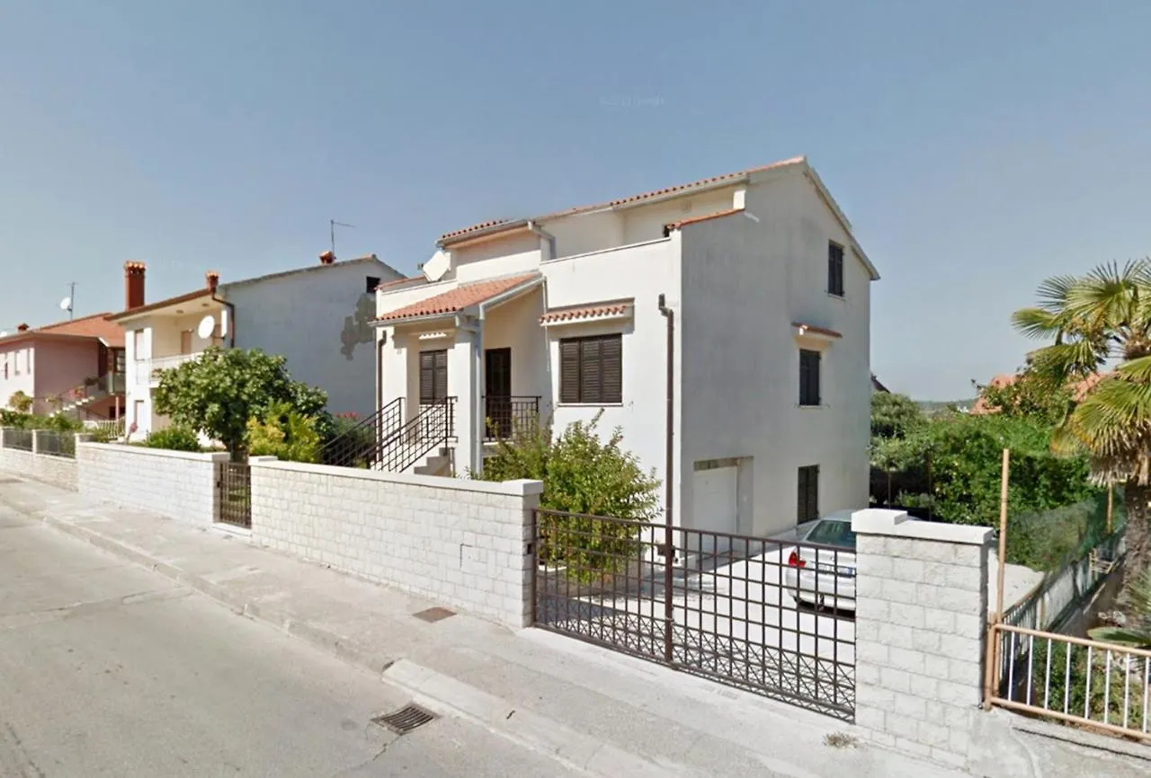 Marina House With Brand New Apartments Pula