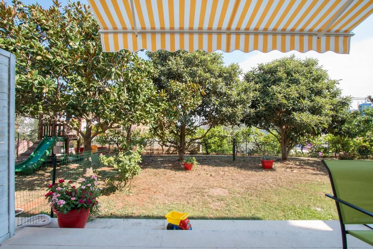 Marina House With Brand New Apartments Pula