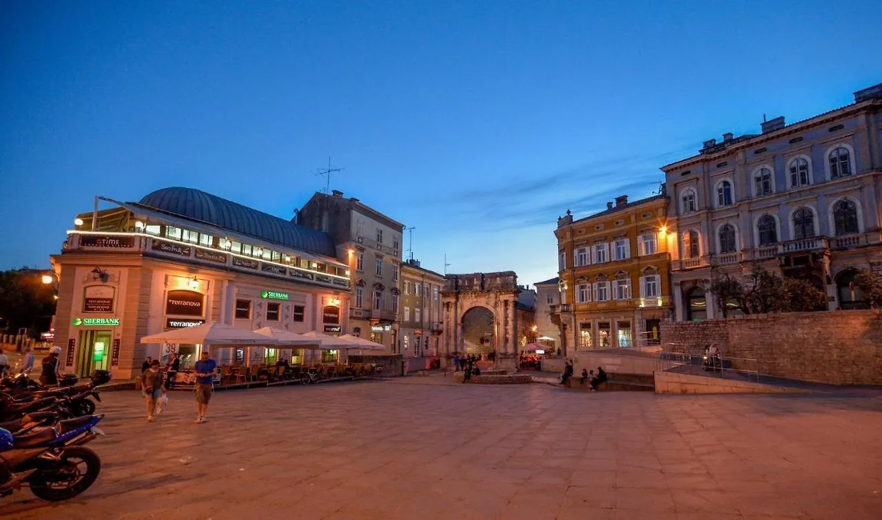 Marina House With Brand New Apartments Pula