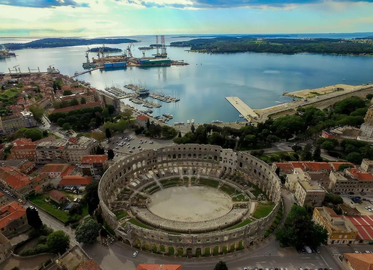 Marina House With Brand New Apartments Pula Croatia