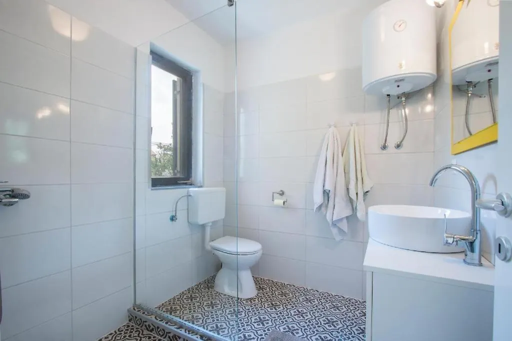 Marina House With Brand New Apartments Pula