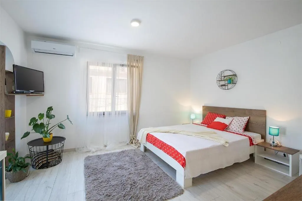 Marina House With Brand New Apartments Pula