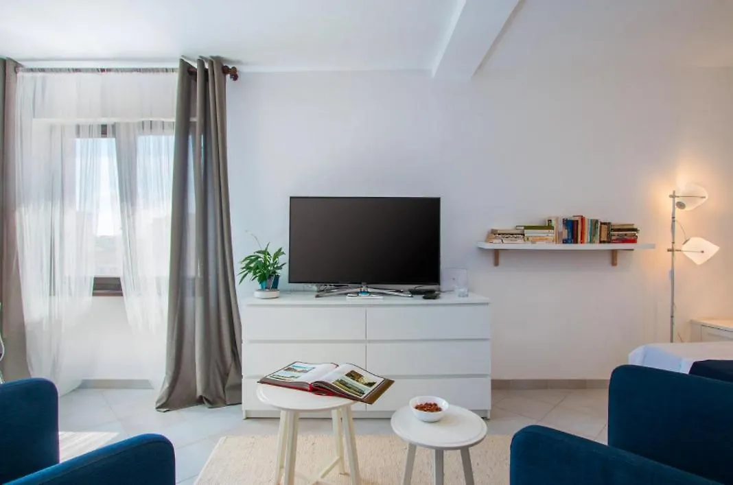 Marina House With Brand New Apartments Pula