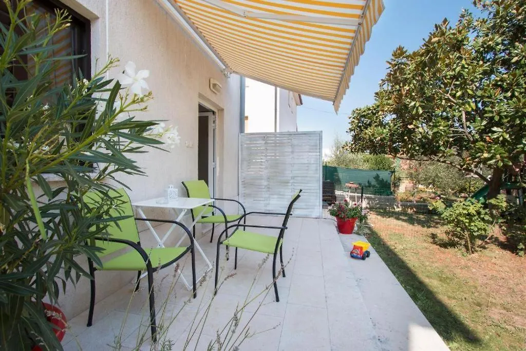 Marina House With Brand New Apartments Pula