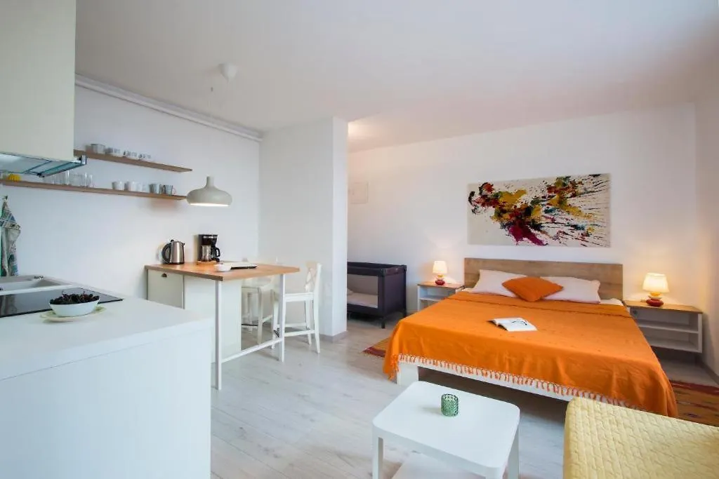 Marina House With Brand New Apartments Pula 0*,